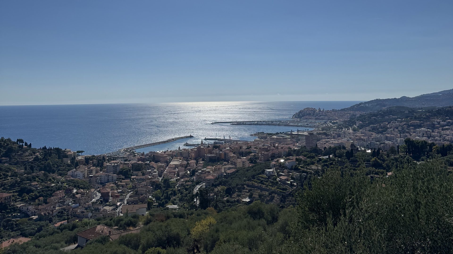 Blick von unserem Grundstück über Imperia aufs glitzernde Meer